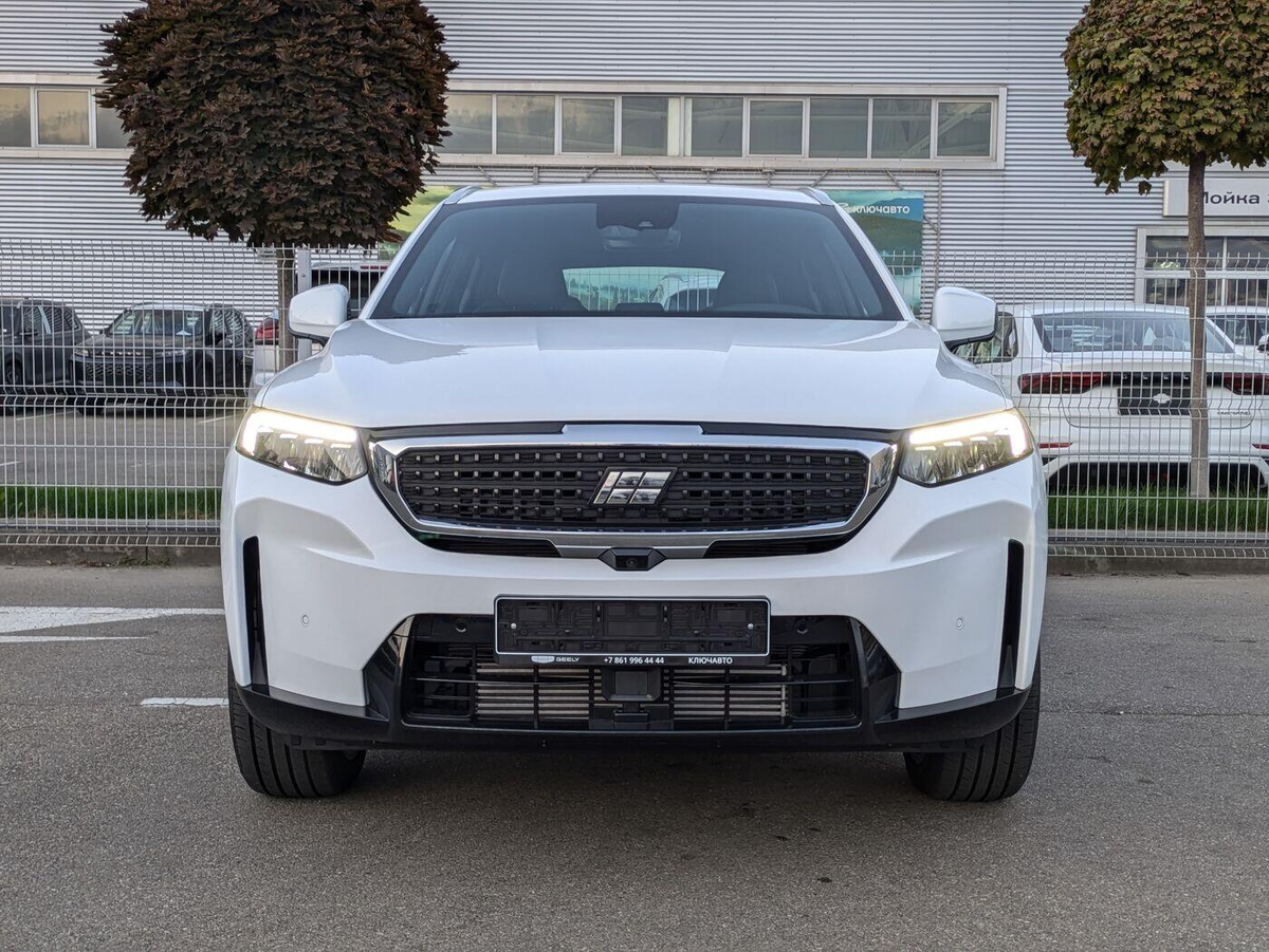 Габариты: 4590 х 1878 х 1643 мм при колесной базе в 2700 мм