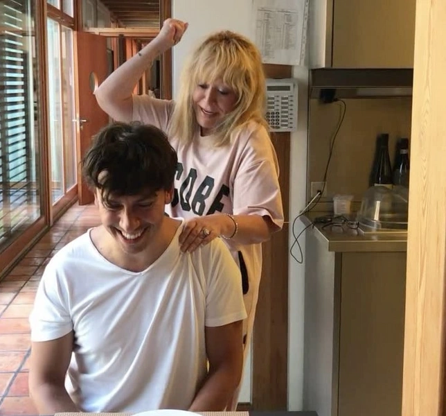 Пара с юмором реагирует на сплетни.