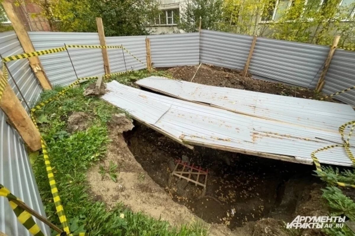    МБУ «Полигон» засыпал провал возле дома у Северной дамбы