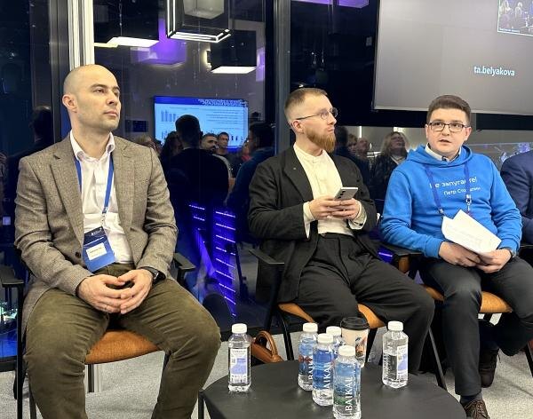 На фо­то: сле­ва - ди­рек­тор де­пар­та­мен­та де­пар­та­мен­та го­сударс­твен­но­го ре­гули­рова­ния рын­ка те­леком­му­ника­ций Мин­циф­ры Дмит­рий Тур, спра­ва - ру­ково­дитель нап­рав­ле­ния ана­лити­ки Ин­сти­тута эко­номи­ки рос­та им. П.А. Сто­лыпи­на Сер­гей Ва­силь­ков­ский