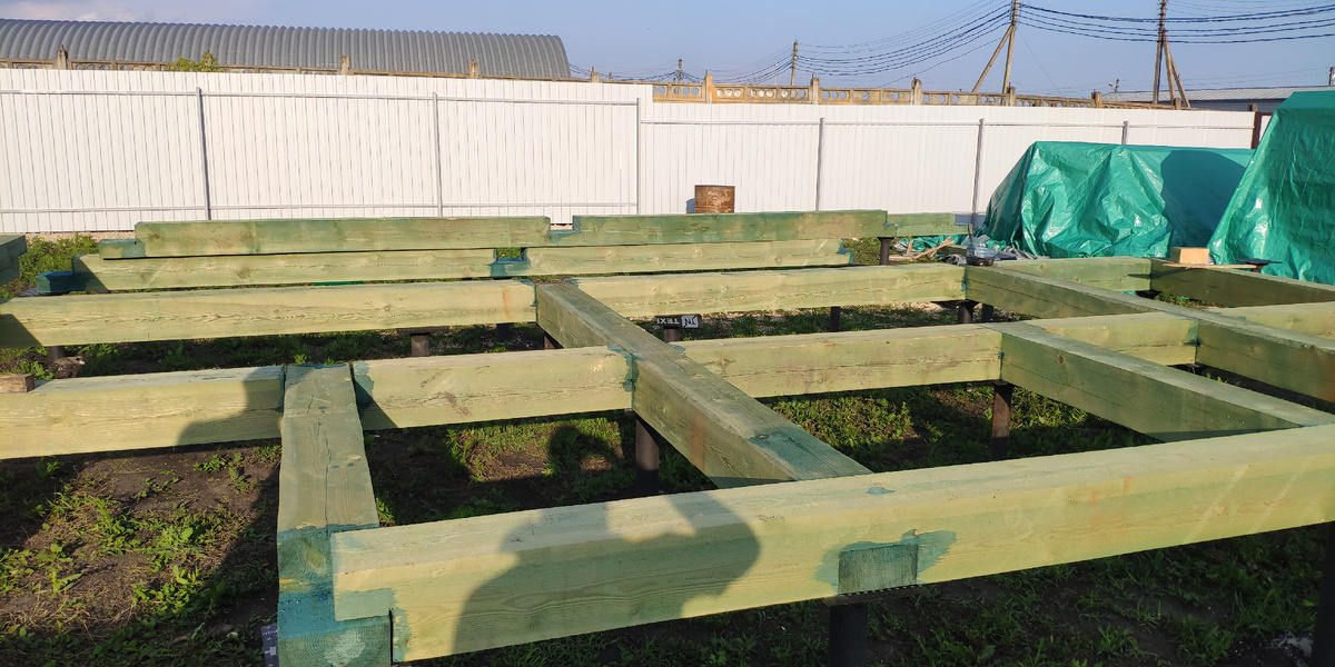 Собранное основание дома из бруса