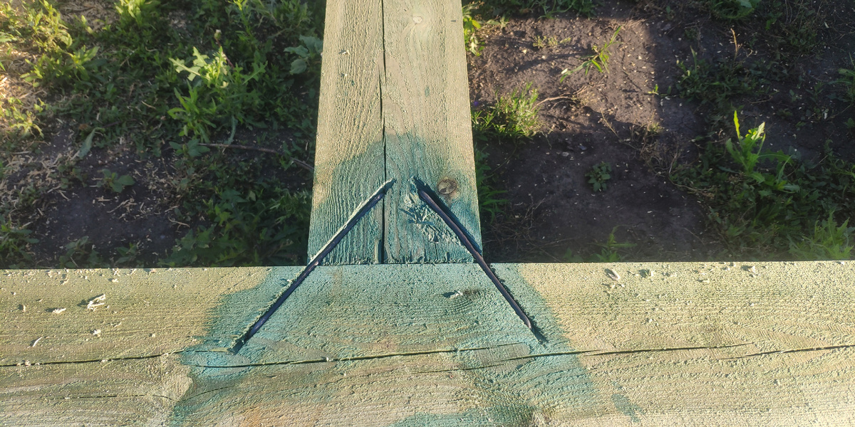 Крепление лаг между собой металлическими пластинами