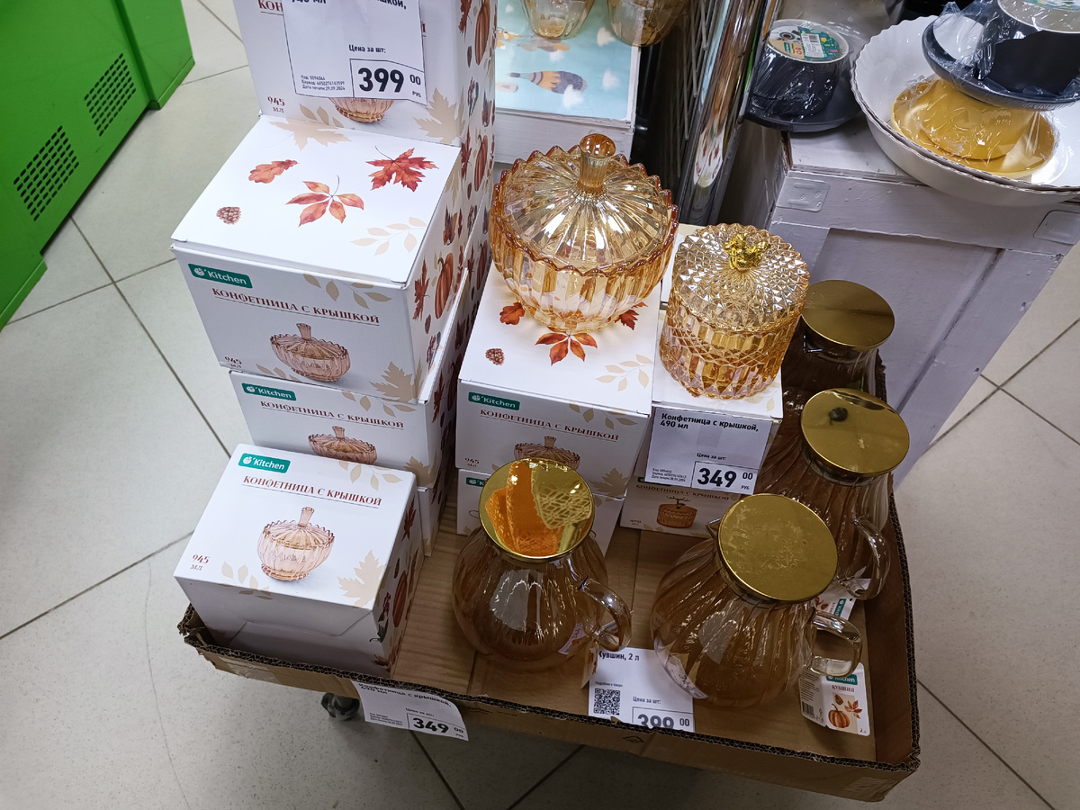 В Озёрах по-прежнему вся осенняя коллекция лежит на полках, и вазы с белками-оленями, и солонки с тыквами-желудями