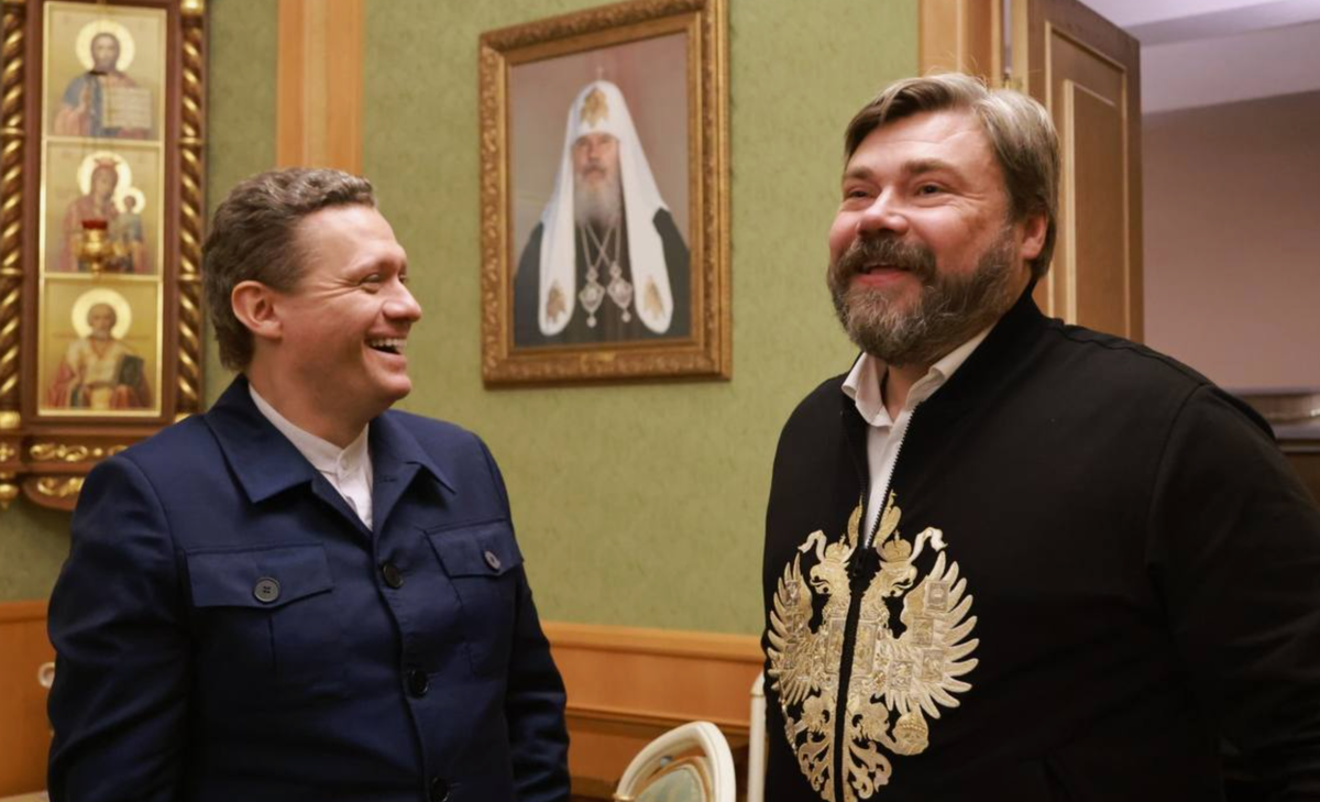 Губернатор Вологодской области Филимонов и псевдопатриот Малафеев на встрече 25 октября. Давно задаюсь вопросом, что побудило второго назвать свой медиахолдинг по имени города не имеющего отношения к Руси, с которым мы периодически вели войны, а между ними торговали. Видимо в этом и есть скрытая философия "патриота"?