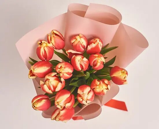   15 красно-желтых тюльпанов в розовой пленке от AzaliaNow Мария Казённова