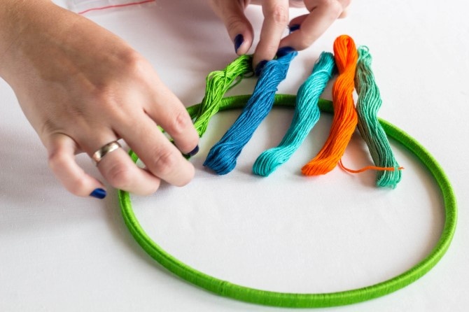 Воздушные петли, как правило, служат оригинальной застежкой. Их выполняют на блузках и платьях. Основой для воздушных петель служит та же ткань, из которой выполнено изделие, или круглый шнур.-2