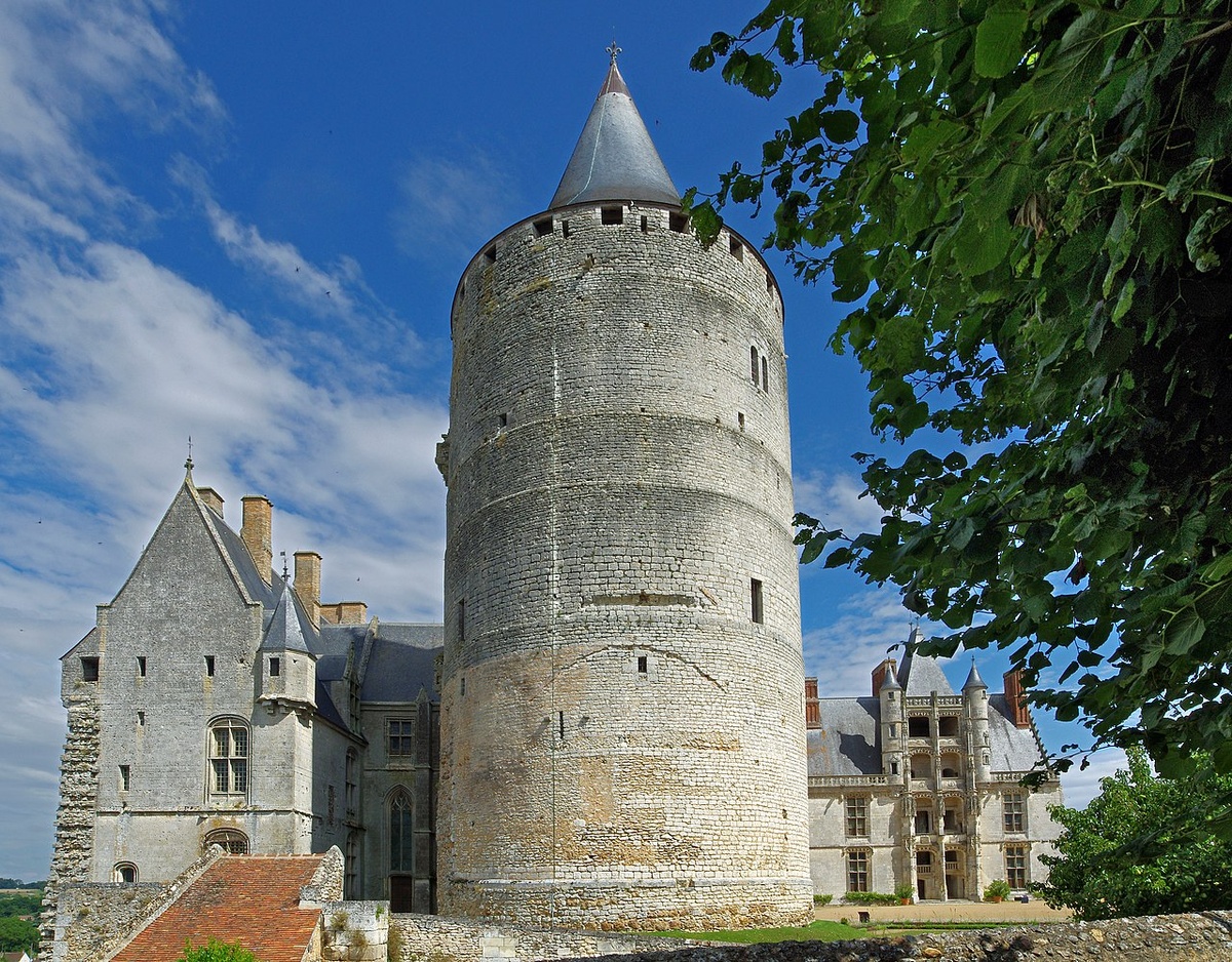 Донжон замка Шатодён. Открытый источник