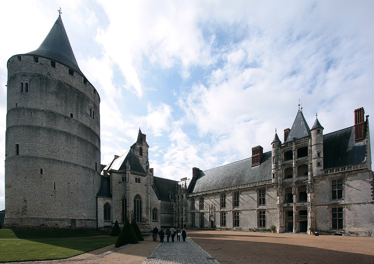 Замок Шатодён. Открытый источник