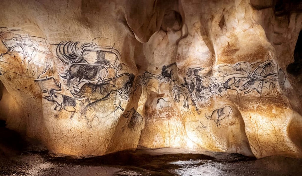 Самая монументальная роспись покрывает левую стену Дальнего зала и простирается на 12 метров в длину. На ней изображены буйволы и преследующие их львы (фото: observer.com)