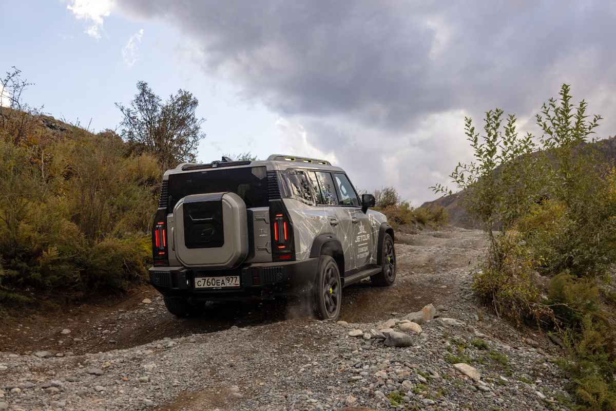 Высокий клиренс 220 мм, а также углы въезда и съезда 28° — внедорожный минимум Jetour T2
