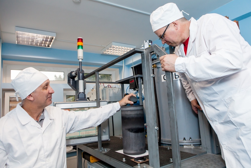 Сотрудники Центра микротехнологии и диагностики осуществляют подготовку установки объемного роста карбида кремния к технологическому процессу. Фото: Архив пресс-службы ЛЭТИ