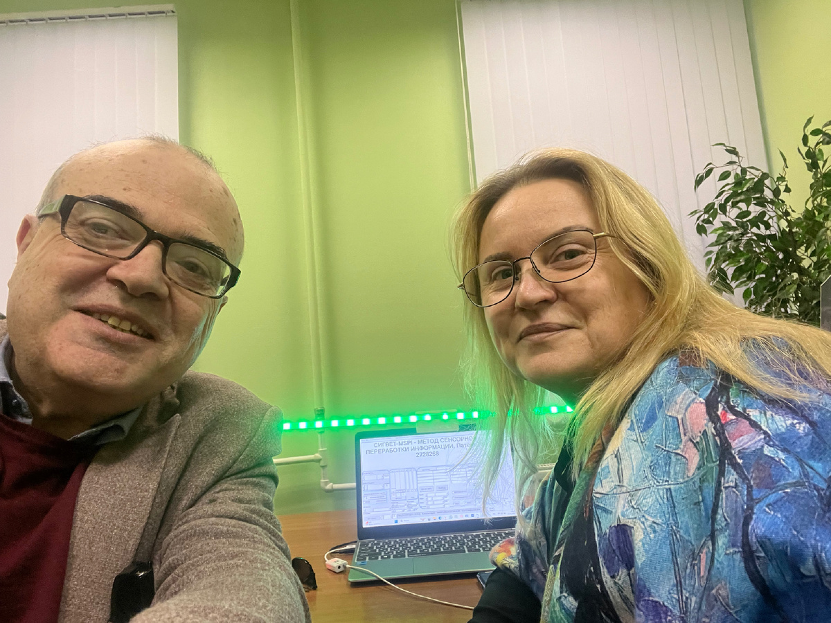 Светлана Владимировна дала весьма ценную и конкретную информацию по ее наработкам. За нами подмигивает лампочками наш прибор