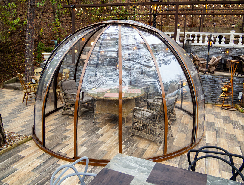 Небольшая беседка из прозрачного поликарбоната