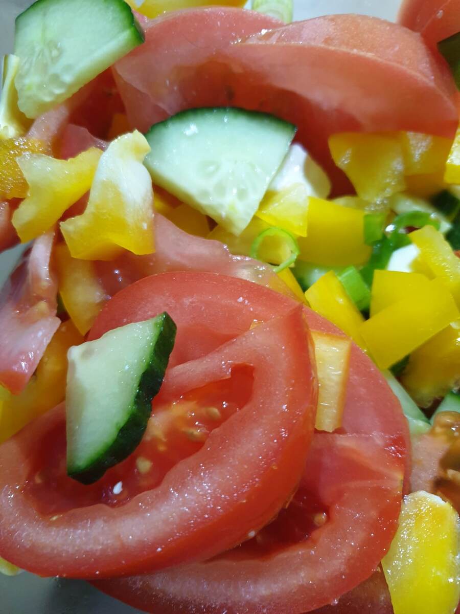 Это обычный помогурный салат, "Светофор" он  потому, что красные помидоры, жёлтый перец, зелёный огурец и лук... Ну, и брынзы немного.