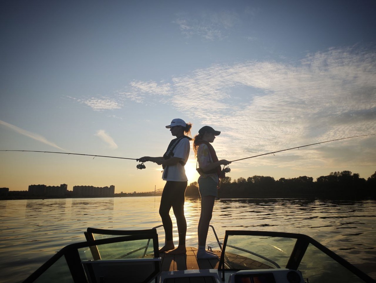 Гала со своей дочкой на рыбалке близ Нижнего Новгорода.