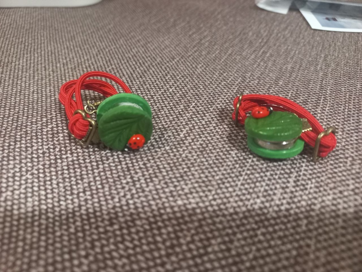 Прихваты от NatMagnit. Два небольших магниты соединены резинкой