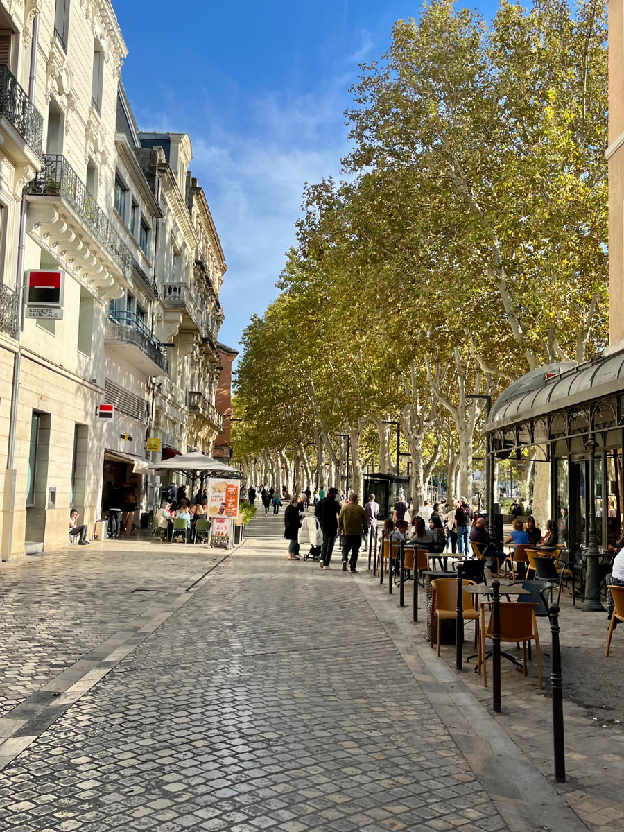 Нарбонна, улица вдоль набережной 