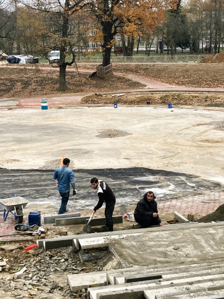 Работы впереди вагон и маленькая тележка. Работников же на площади по-прежнему немного