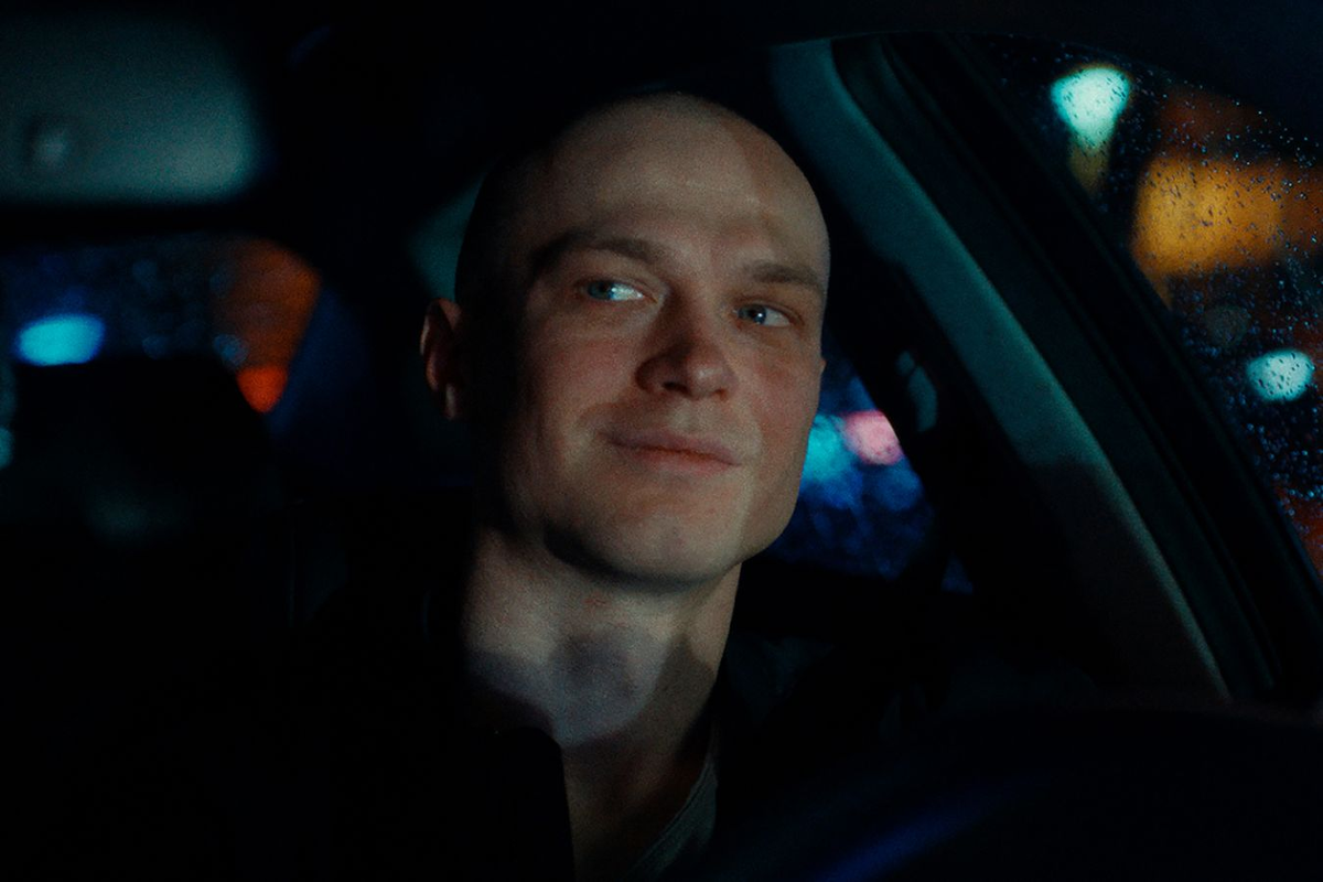 Юра Борисов в роли Игоря в фильме "Анора"