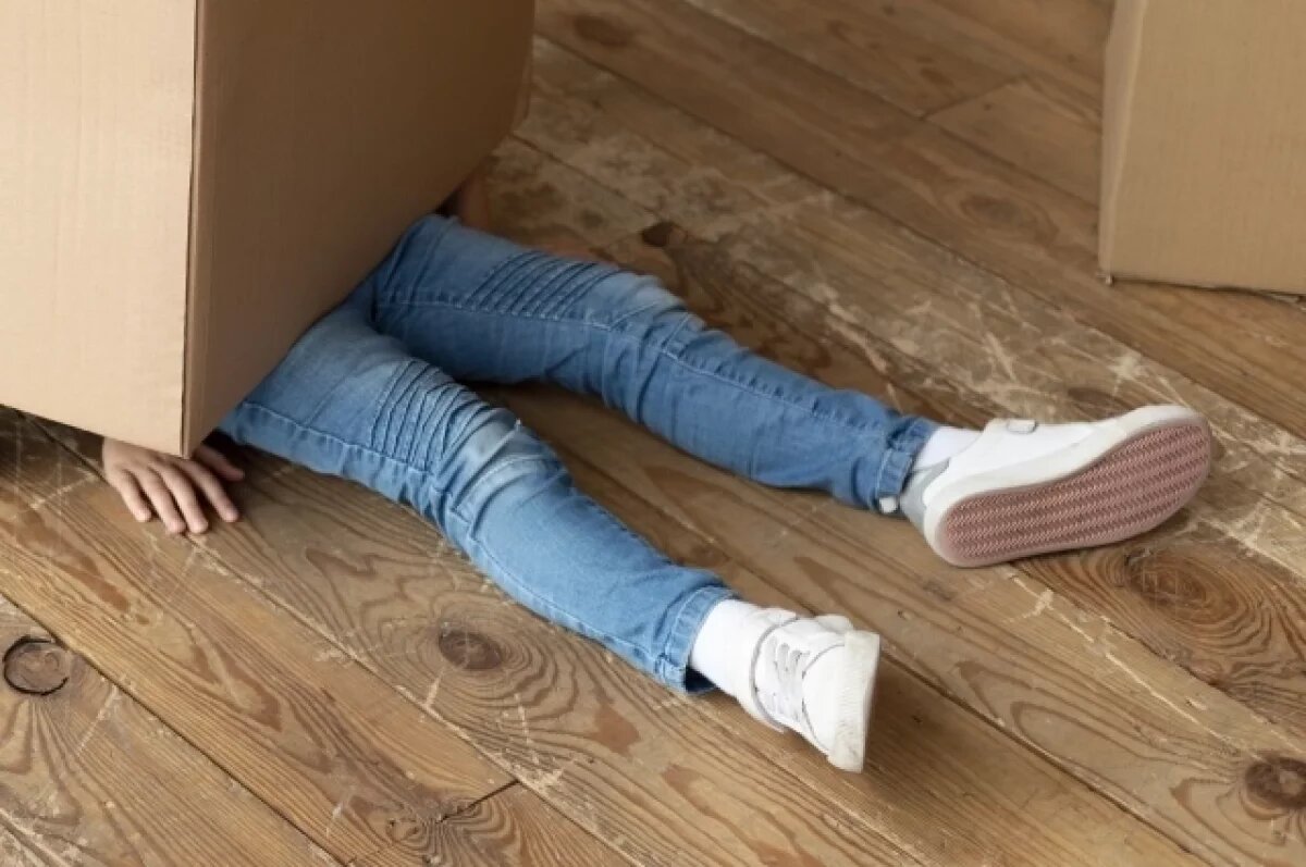    В Петербурге двухлетняя девочка оказалась в реанимации после падения шкафа