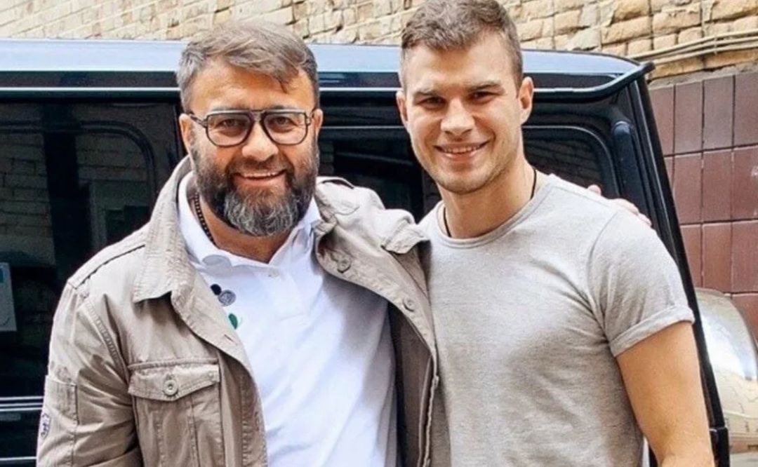 на фото Михаил Пореченков с сыном Владимиром