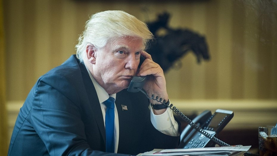    United States President Donald Trump speaks with President of Russia, Vladimir Putin on the telephone in the Oval Office on January 28, 2017 in Washington, DC, The call was one of five calls with foreign leaders scheduled for Saturday. Credit: Pete Marovich / Pool via CNP - NO WIRE SERVICE - Photo: Pete Marovich/Consolidated News Photos/Pete Marovich - Pool via CNP Автор фото: Pete Marovich