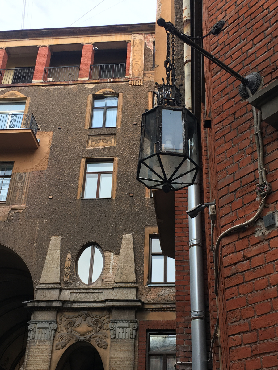 Фонари Толстовского дома - настоящее произведение искусства