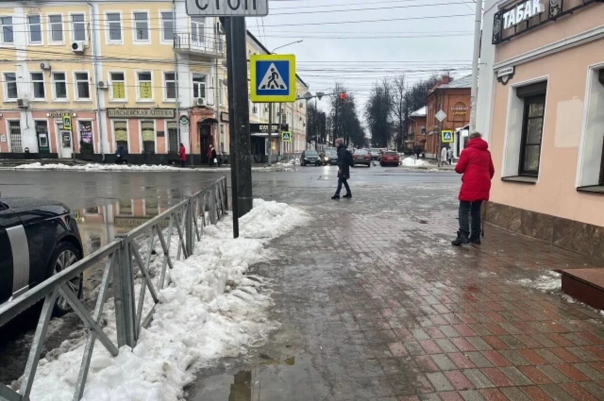    В Ярославле усилили работы по обработке улиц от гололеда