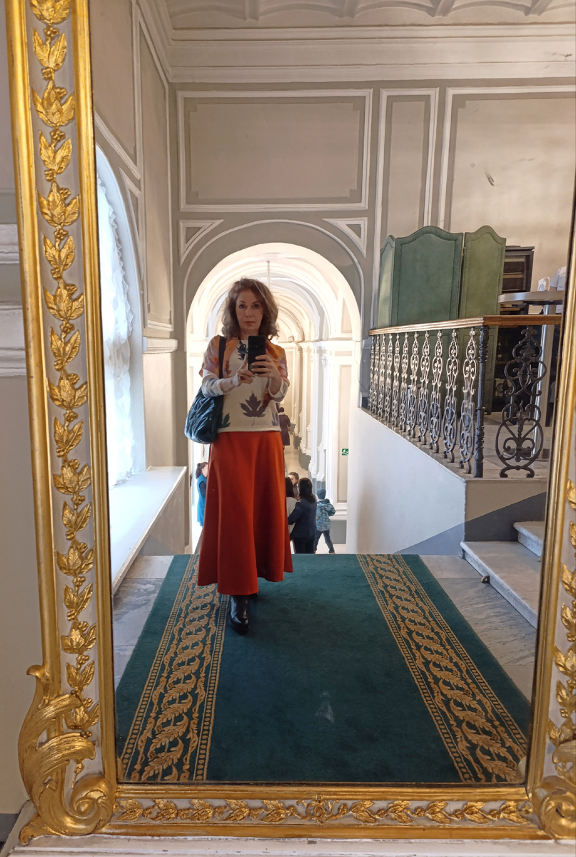 Фото автора. В театре. Одна из статей расходов! - выход в театры. А вообще, куда мне нужны деньги? Это целое эссе! Отдельной статьей - позже. 