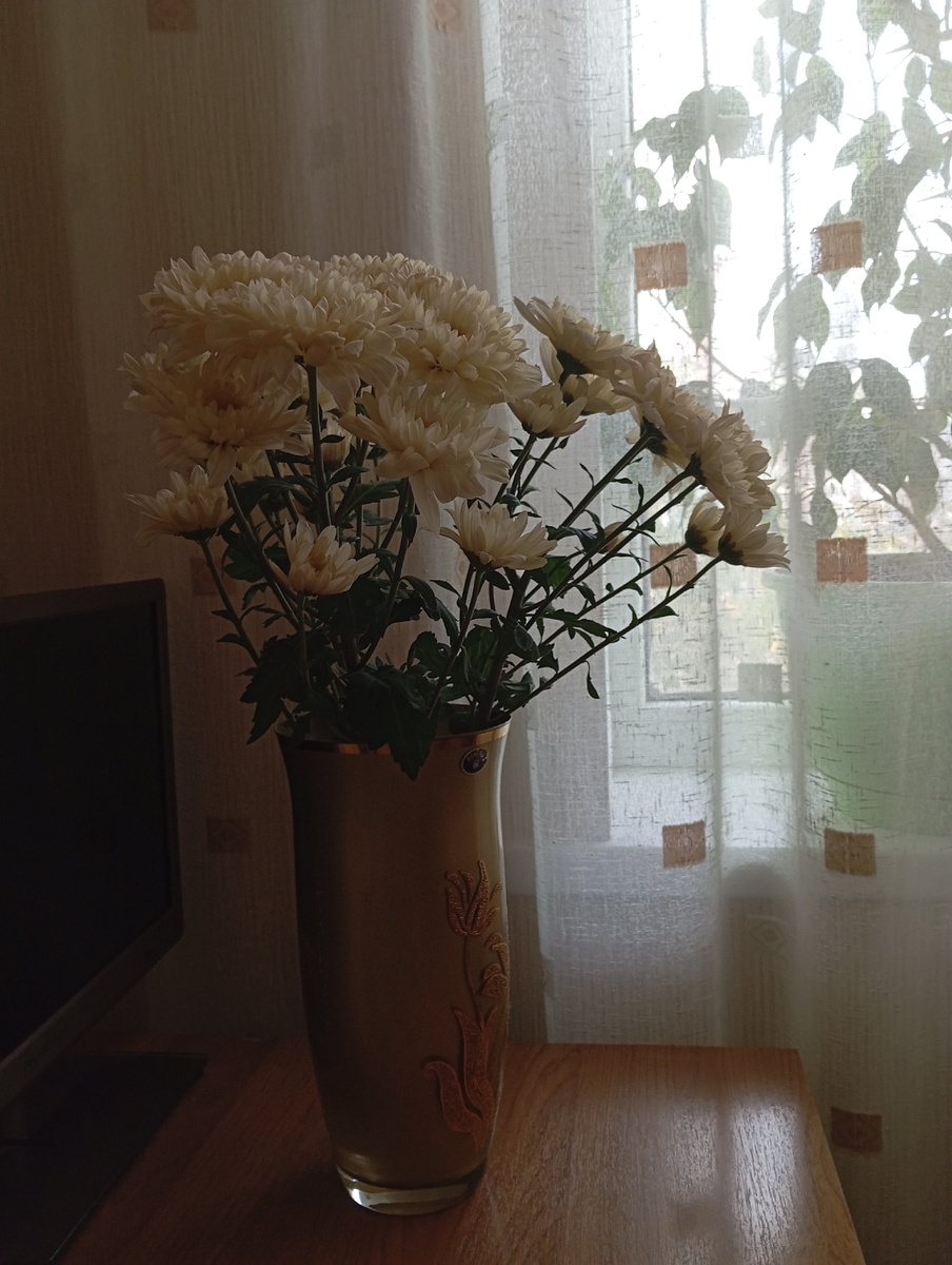 Цветы и ваза подошли к цветовой гамме в гостиной. 