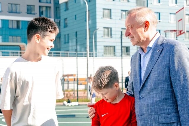    Александр Беглов во время визита в новую школу, открывшуюся 1 сентября этого года на намывных территориях Васильевского острова. Фото: Пресс-служба правительства Санкт-Петербурга./ Дмитрий Тимофеев