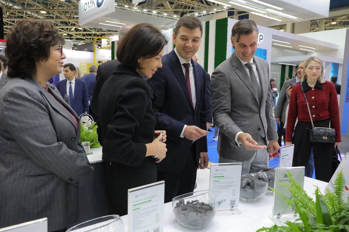 Стенд Металлоинвеста посетил Михаил Юрин, зам министра промышленности и торговли РФ. Об основных видах продукции нашей компании ему рассказал генеральный директор Олег Крестинин. Автор фото Валерий Воронов / «Медиацентр»