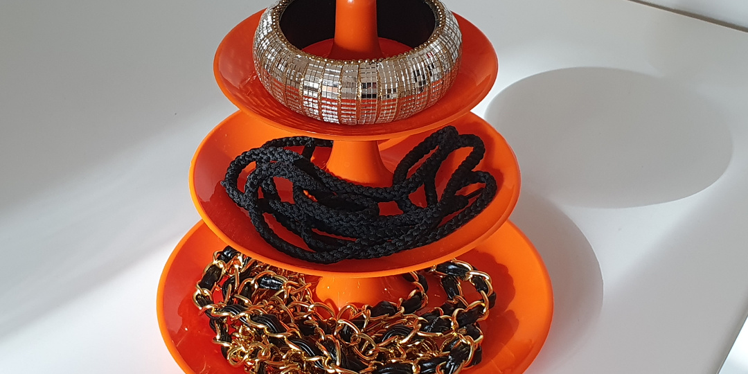 Праздник из шкафа: в вашем гардеробе уже все есть! И наряды, и декор для дома - на все случаи жизни. И на страшный праздник Halloween тоже )