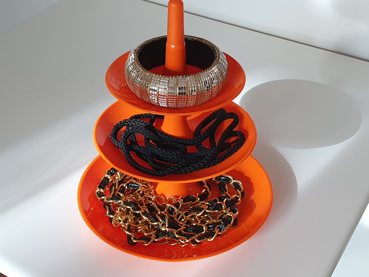 Рыжее и округлое + черное = нужные ассоциации