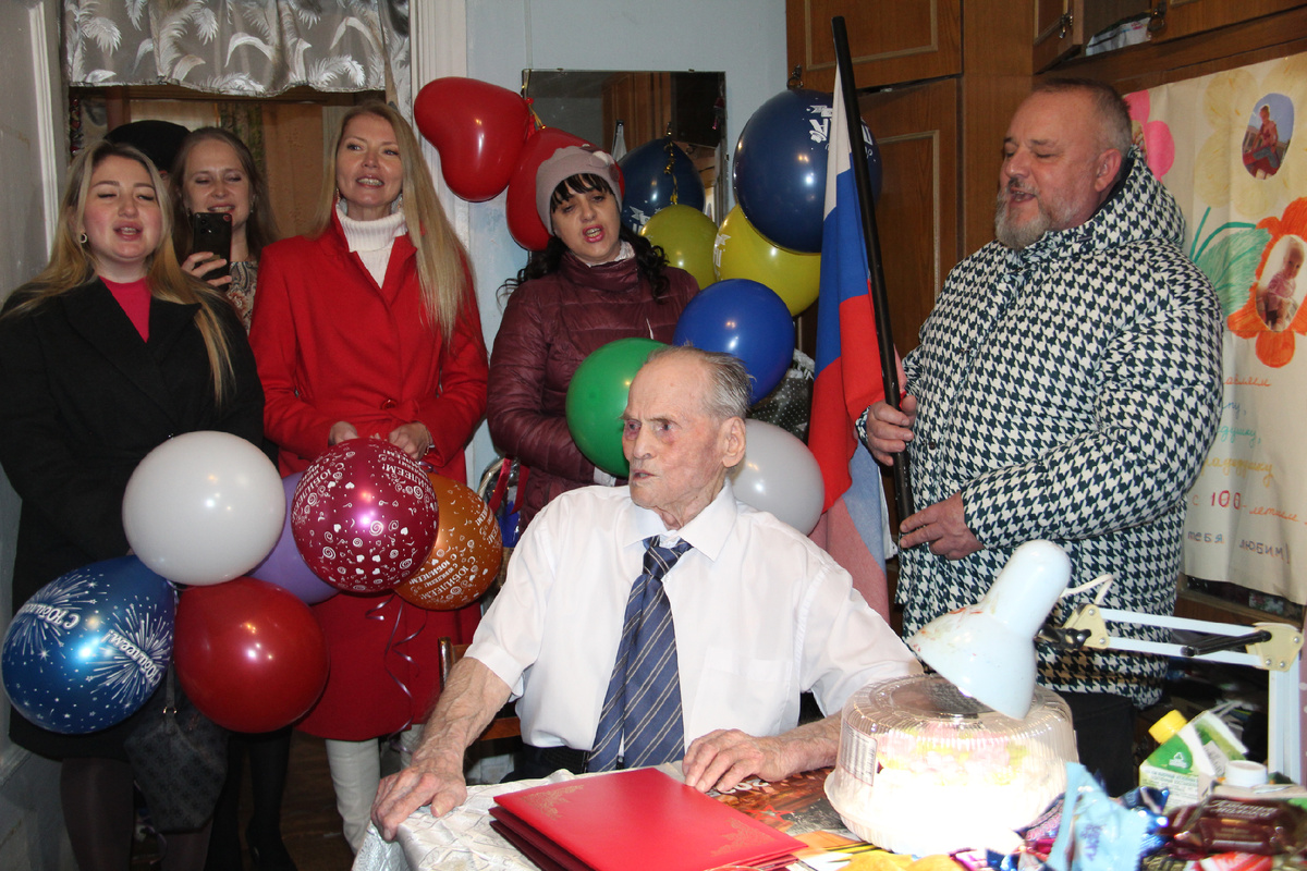 В вековой юбилей Алексей Тимофеевич встречал гостей в добром здравии, с песнями и интересными историями. 
