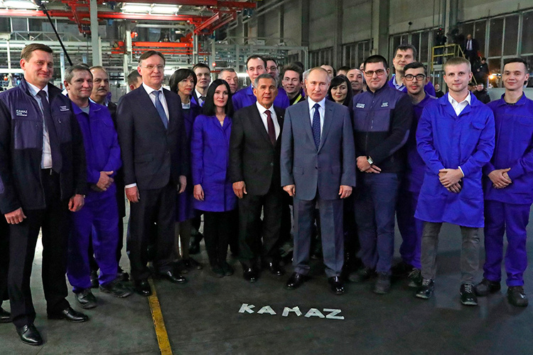    Накануне вечером, спустя год после анонса, появился указ президента России Владимира Путина №921 «О праздновании 400-летия основания г. Набережные Челны Республики Татарстан и 50-летия со дня выпуска первого грузового автомобиля «КАМАЗ».   
Фото: kremlin.ru