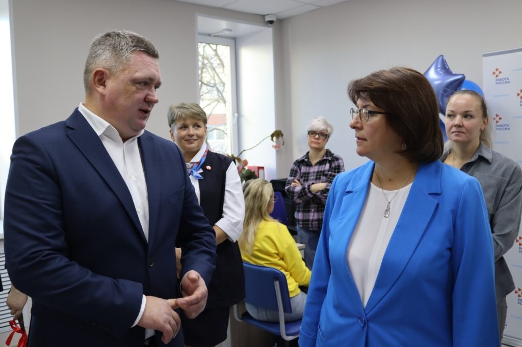    Сергей Новгородов и Елена Фролова. Фото: Управление труда и занятости Республики Карелия / «ВК»