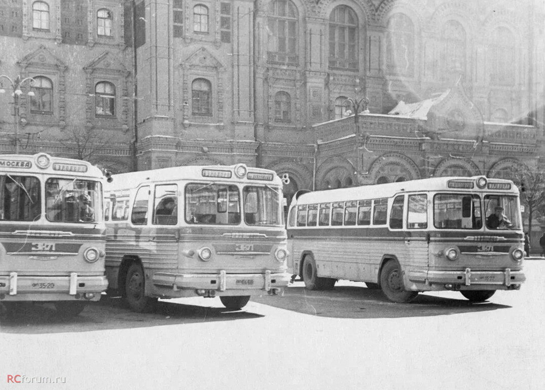 Стоянка автобусов-экспресс в аэропорты столицы на площади Революции, конец пятидесятых годов. Источник указан на фото