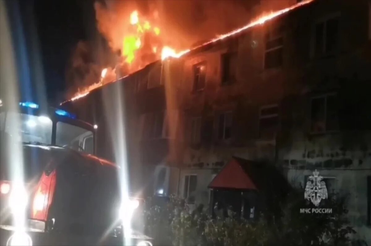    Пожар охватил крышу многоквартирного жилого дома на Камчатке