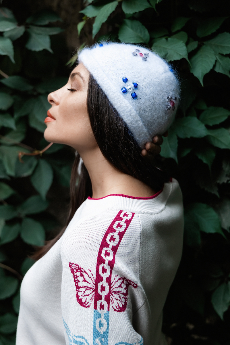 Шапка  из итальянского мохера и шерсти (4800 руб) и бомбер из итальянской вискозы с авторским рисунком, все от бренда Сёстры Мамутины