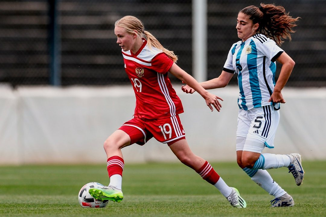 Яна Свистунова в красной форме во время матча