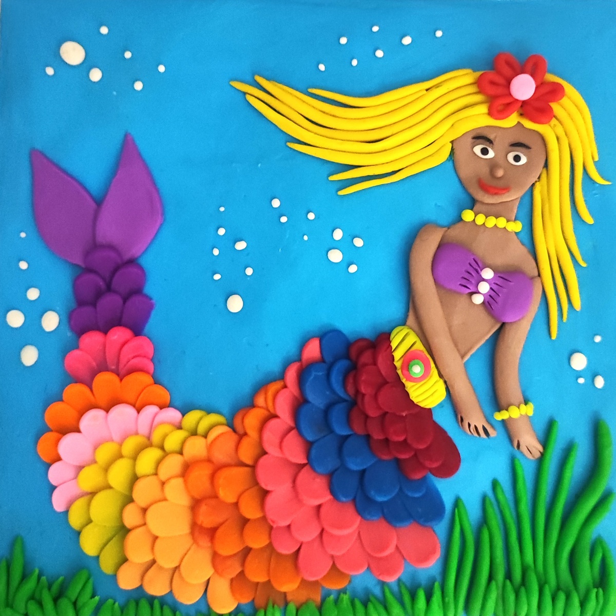 Готовый вариант аппликации из пластилина на картоне Разноцветная русалочка на канале Лепим с Таней.