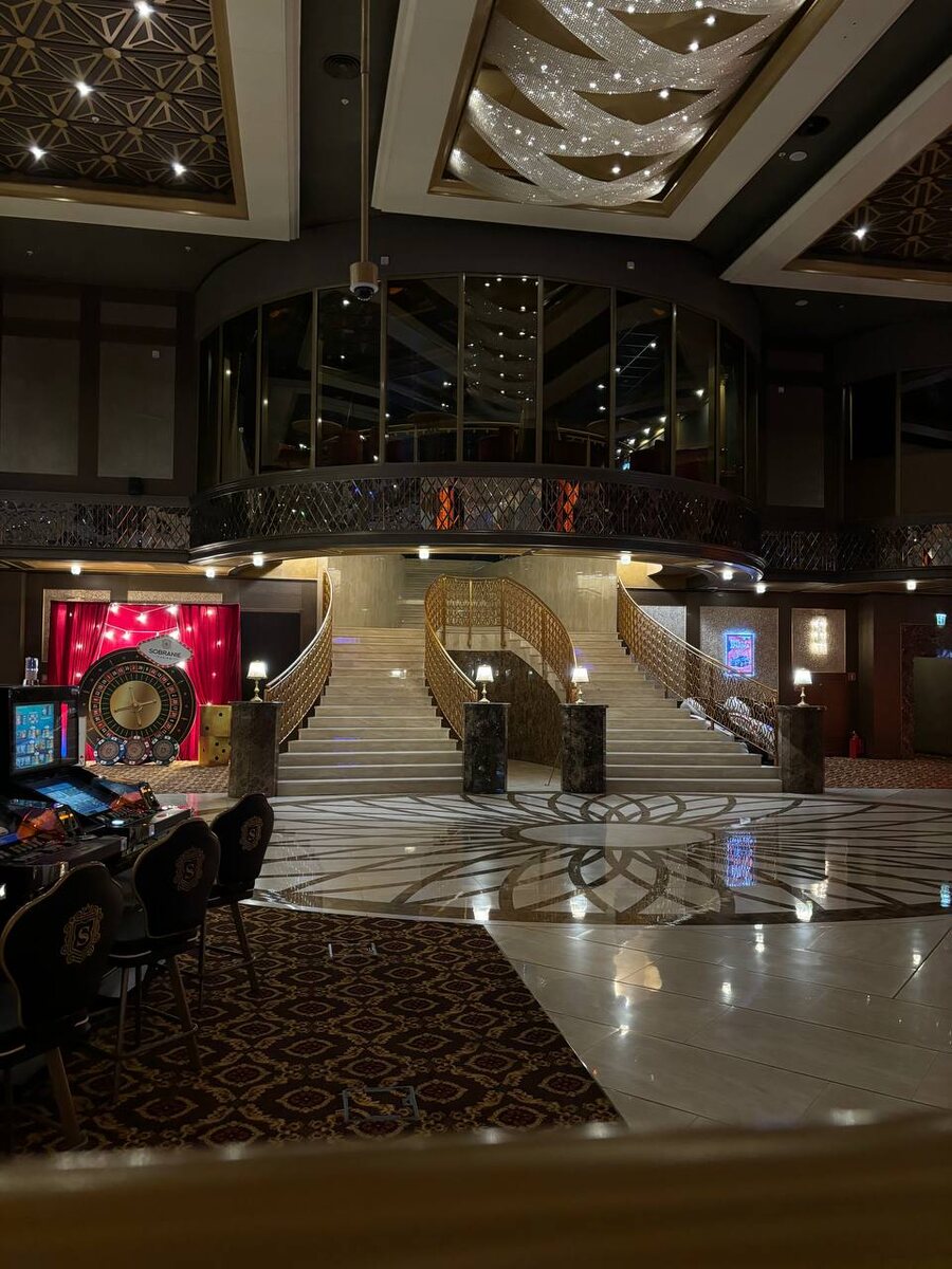 Утром в будний день в заведении было малолюдно. За одним столом играла в рулетку компания, а у игровых автоматов мы встретили только двух посетителей..