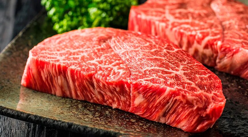   Стейком вагю называют мясо 5 пород коров: японской черной, коричневой, комолой (то есть безрогой), шотгорн (с короткими рогами) и кобе (Shutterstock/FOTODOM)