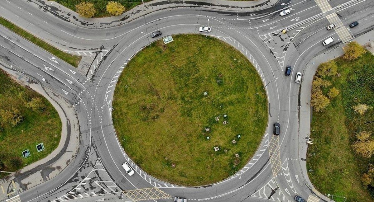 Почему водители включают левый поворотник при повороте на круговом движении