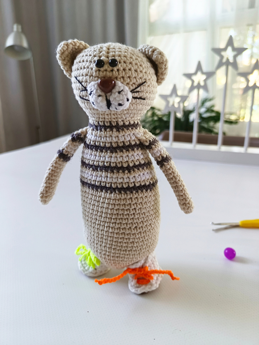 Кот Тишка, связанный крючком