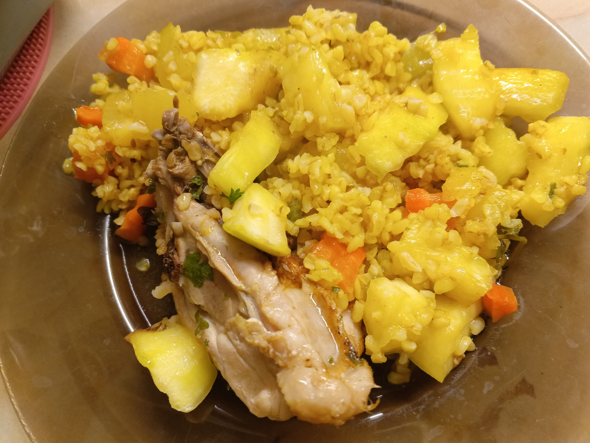 фото автора:готовые куриные бедрышки с гарниром