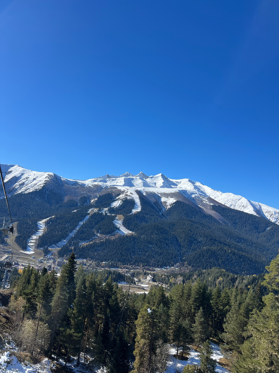 Вид на Северный склон с Подъёмника
На вершинах уже лежит снег. Верхняя часть трасс уже под снегом.