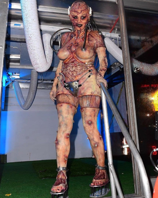  Хайди Клум в костюме зомби-киборга. Фото: twizz.ru