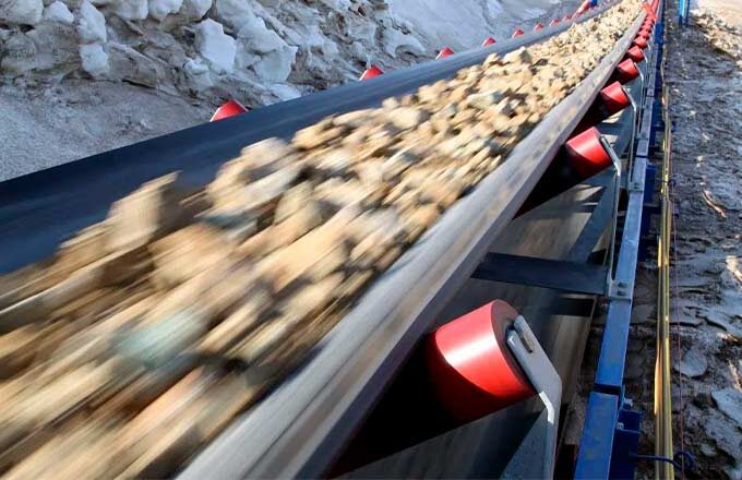 Ленточный конвейер используется на многих предприятиях для транспортирования по цеху и между производственными подразделениями сырья, промежуточной и готовой продукции различного вида